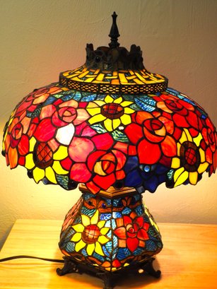 Gorgeous Vintage Tiffany Style Stained Glass Lamp With Lighted Base Beautiful Colors
